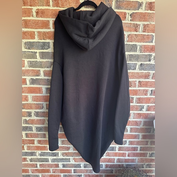 Aakasha Black High-low Tunic Hoodie with Tulip Hem.  Size Small - Picture 6 of 8